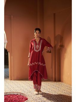 Sonia Khatri - Maroon Persian Buttercup High-Low Kurta with Pant (Set of 2)