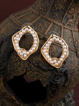 E2O - Self Design With Peral Oval Shaped Gold Platted Stud Earring