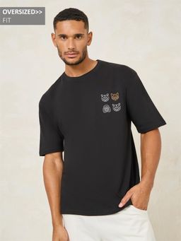 Styli Elevate - Men Black Cotton Blend Crew Neck Graphic Print Oversized Longline T-Shirt