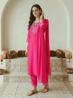 Globus - Silk Blend Three Fourth Sleeves Kurta With Pant & Dupatta