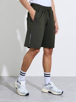 Styli - Men Olive Solid Regular Fit Knee Length Shorts with Zip Pockets