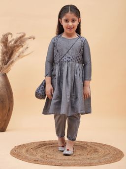 Vastramay - Girls Grey Kurta & Pants (Set of 2)