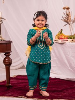 Vastramay - Girls Green Kurta Patiala with Dupatta (Set of 3)