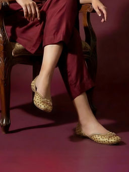 Mochi - Women Gold Festive Juttis
