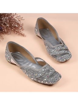 Mochi - Women Silver Festive Juttis