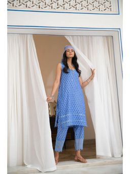Naav - Noor Floral Booti Kurta with Pant and Dupatta
