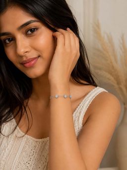 RUHA JEWELS - White Pearlume Silver Bracelet