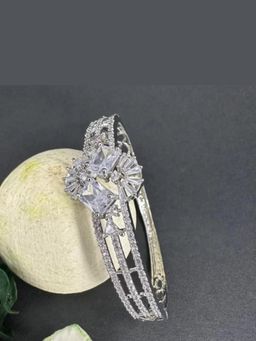 Putstyle - Classy And Stylish Cz White American Diamond Bracelet