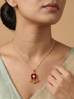 GIVA - Red Golden Kavita Pendant With Link Chain
