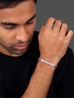 GIVA - Men 925 Oxidised Silver Tribal Crest Bracelet