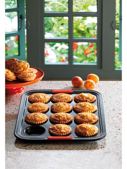 Le Creuset - Black Bak 12 Cup Bun Tin Tray