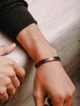 Aatmana - Men Stainless Steel Textured Kada Bracelet