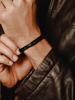 Aatmana - Men Stainless Steel Textured Kada Bracelet