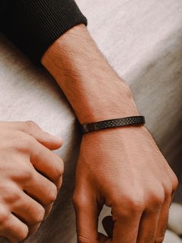 Aatmana - Men Stainless Steel Checked Kada Bracelet