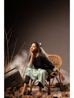 Taraasi - Women Black Cotton Silk Colorblock Kurta with Pant