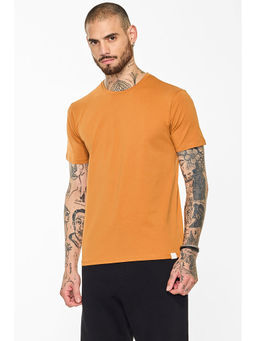 Snitch - Men Mustard Solid Slim Fit T-Shirt