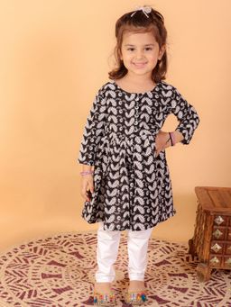 Vastramay - Infant's Chikankari Cotton Kurta and Leggings (Set of 2)