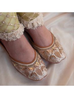 AUZORI - Parizah White Handcrafted Pastel Sequin and Threadwork Juttis