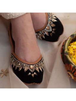 AUZORI - Raaya Black Handcrafted Kundan and Threadwork Juttis