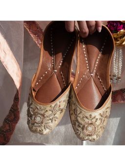 AUZORI - Sunehri Gold Handcrafted Threadwork Juttis