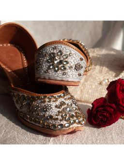 AUZORI - Sitara Off White Handcrafted Kundan Juttis