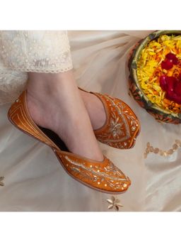 AUZORI - Saanjh Rust Handcrafted Sequin and Threadwork Juttis