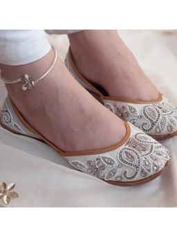 AUZORI - Noor White and Silver Handcrafted Beaded Kundan Juttis
