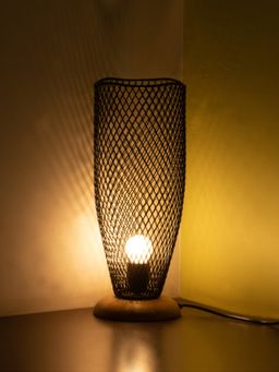 ExclusiveLane - Ebony Mesh' Handcrafted Table Lamp In Mango Wood & Iron (15 Inches)