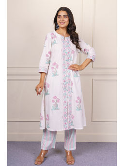 NAVYAS FASHION - White Floral Kurta and Pant (Set of 2)