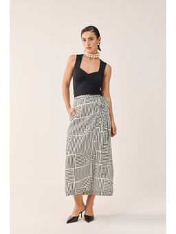 Reistor - Regular Sweetheart Black Neck Top