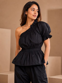 UNIMODA - Jet Black One-Shoulder Smocked Top