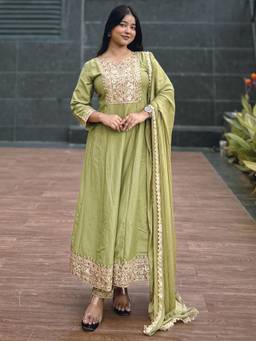 VredeVogel - Green Silk Blend Embroidered Straight Kurta Pant Dupatta Ethnic Set