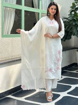 VredeVogel - White Silk Blend Embroidered Straight Kurta with Pant and Dupatta