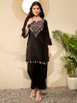 Vaamsi - Women Black Viscose Rayon Embroidered Straight Kurta with Pant (Set of 2)