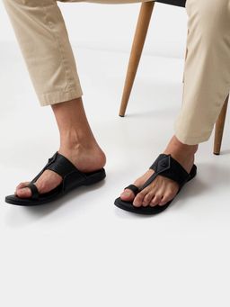 REGAL - Black Men Stylish Textured Leather Kolhapuris