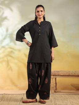 Jaipur Kurti - Black Solid Kurta and Salwar