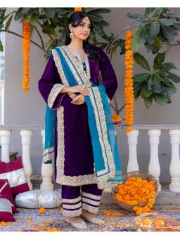 Label Aditi Hundia - Mehreen Velvet Kurta and Pant with Dupatta