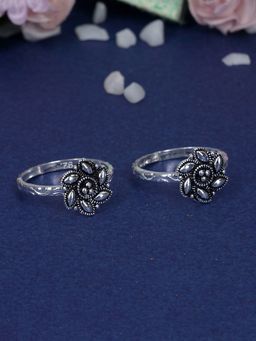 Praavy - 925 Oxidised Silver Intricate Slant Flower Adjustable Toe Ring