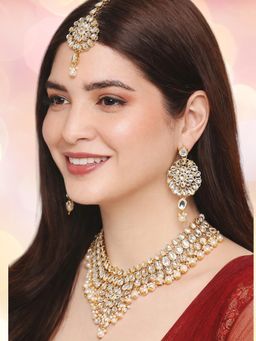 OOMPH - Gold Jadau Kundan Ethnic Choker Necklace Set With Drop Earrings And Maangtikka