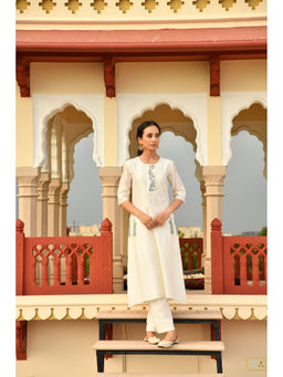 Seher Jaipur - White Mehtaab Kurta with Pant (Set of 2)