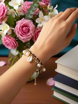 SUGARFRILL - 18K Gold Plated Stainless Steel Tarnish-Free Shell and Pearl Charm Bracelet