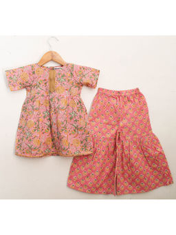 Woonie - This Woonie pink jaipuri printed kurta with sharara set-pink is a summer essential for your little girl. Tailored in the finest material, it features a round neck. Style it with fancy accessories to complete her look.