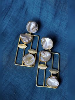 Spring Soul - Pearl Frame Earrings