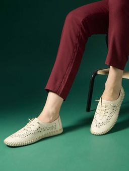 Inc.5 - Women Cream Casual Solid Pattern Round Toe Lace-Up Sneakers