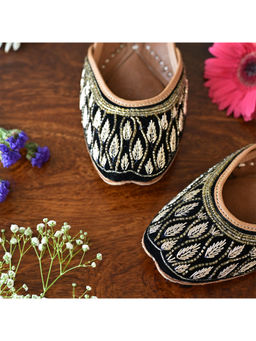 SCENTRA - Haya Threadwork Juttis Black