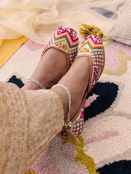 Desi Colour - White Multi Pearl Work Juttis