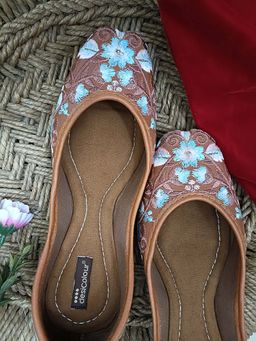 Desi Colour - Peach Floral Juttis