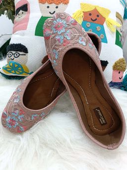 Desi Colour - Peach Floral Juttis