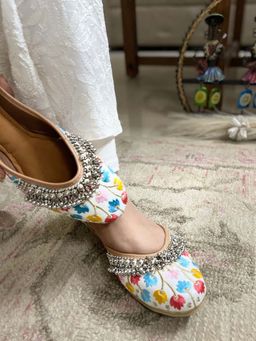 Desi Colour - Multi-Color Gungroo Juttis