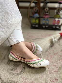 Desi Colour - White Zari Work Juttis